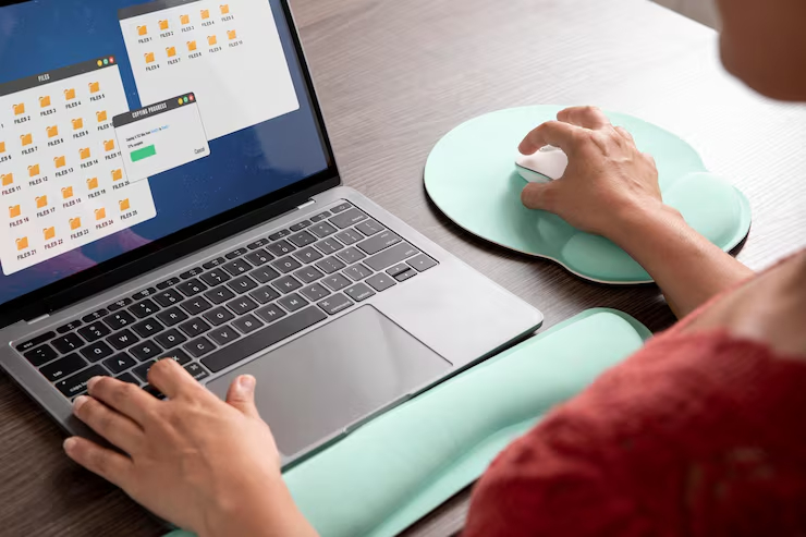 Persona che lavora da remoto con laptop